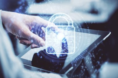 Erkeklerin el ele tutuşup dijital bir cihaz kullanırken ve kilit çizerken birden fazla pozlama. Güvenlik kavramı.