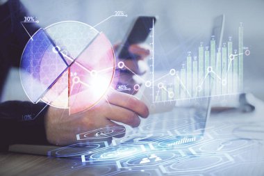 Bir adamın elini tutarken ve bir telefon ve finansal grafik çizimi kullanırken çift pozlama. Analiz kavramı.