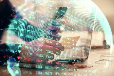 Erkeklerin el ele tutuşup telefon kullanırken ve uluslararası iş teması çizerken çift pozlama.