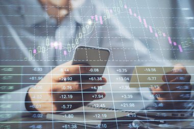 Bir adamın elini tutarken ve bir telefon ve finansal grafik çizimi kullanırken çift pozlama. Analiz kavramı.