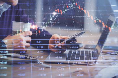 Bir adamın elini tutarken ve bir telefon ve finansal grafik çizimi kullanırken çift pozlama. Analiz kavramı.