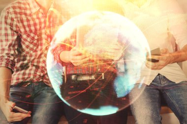 Çift taraflı iş teması çizimi ve birlikte çalışan kadın ve erkek mobil bir cihaz kullanıyor..