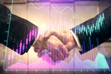 Forx grafik hologramı ve iki adamın el sıkışması. Borsa konsepti.