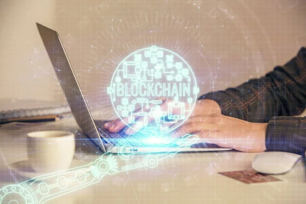 Doble exposición de las manos de la mujer escribiendo en la computadora y cripto mercado tema holograma dibujo. Concepto de cadena de bloques. —  Fotos de Stock
