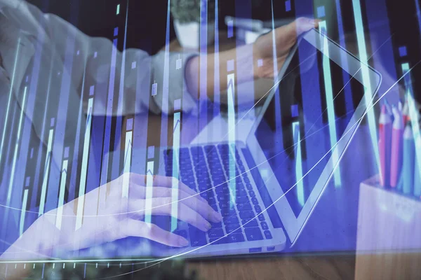 コンピュータと外国為替チャートのホログラム図面に入力する女性の手の二重露出。株式市場の投資コンセプト. — ストック写真