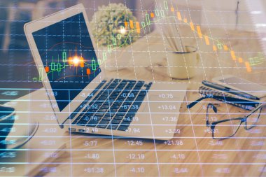 Finansal tablo çizimi ve arka planda bilgisayar olan bir tablo. Çifte maruziyet. Uluslararası pazarlar kavramı.