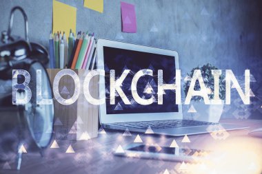 Engelleme zinciri ve kripto ekonomi temalı hologram ve bilgisayar geçmişi olan bir masa. Bitcoin kripto para kavramı.