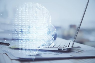 Bilgisayar ve beyin hologramı ile çalışma masasının çoklu açığı. Beyin fırtınası konsepti.