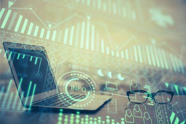 Bilgisayar, teknoloji temalı hologramla birlikte ofiste. Çoklu maruz kalma. Teknoloji kavramı.