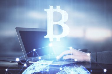 Arka planda bilgisayar üzerinde çalışan bir iş adamıyla engelleme temalı Hud. Kripto zinciri kavramı. Çift pozlama.