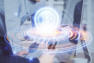Şifreli para birimi temalı hologram ve iş adamı arka planda bilgisayar üzerinde çalışıyor. Engelleme zinciri kavramı. Çoklu pozlama.