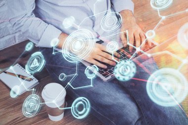 Arka planda bilgisayarla çalışan bir adamın bulunduğu medya ağı temalı hologram. İnternet iletişimi kavramı. Çift pozlama.