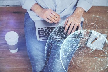 Arka planda bilgisayarla çalışan bir adamın bulunduğu medya ağı temalı hologram. İnternet iletişimi kavramı. Çift pozlama.