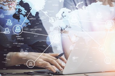 Arka planda bilgisayarla çalışan bir adamın bulunduğu medya ağı temalı hologram. İnternet iletişimi kavramı. Çift pozlama.