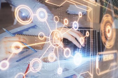 Arka planda bilgisayarla çalışan bir adamın bulunduğu medya ağı temalı hologram. İnternet iletişimi kavramı. Çift pozlama.