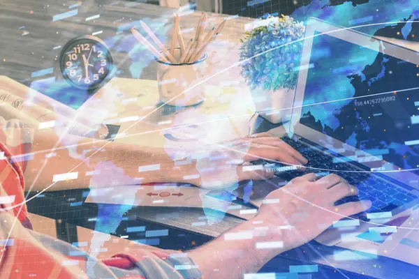 Doble exposición del holograma tecnológico con el hombre trabajando en el fondo de la computadora. Concepto de big data. —  Fotos de Stock