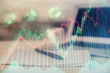 Finansal grafik çizimleri ve açık defter arkaplanı olan bir masa. Önx pazarı kavramı