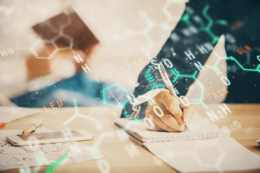 Arka planda not tutanların üzerine formül çizmek iki kat maruz kalmaktır. Eğitim kavramı