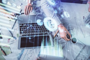 Kadın ve erkeğin birlikte çalışması ve teknoloji temasının hologramı çekmesi. Büyük veri konsepti. Bilgisayar arkaplanı.