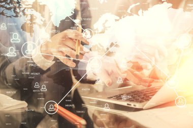 Kadın ve erkeğin birlikte çalıştığı çifte pozlama ve sosyal ağ temalı hologram çizimi. İnsanlar konsepte bağlanır. Bilgisayar arkaplanı.