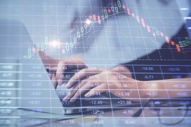 Bilgisayarda ve finansal grafik hologramında yazı yazan kadın ellerine çoklu maruz kalma. Borsa analizi kavramı.