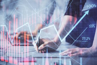 Bilgisayarda ve finansal grafik hologramında yazı yazan kadın ellerine çok maruz kalmış. Borsa analizi kavramı.