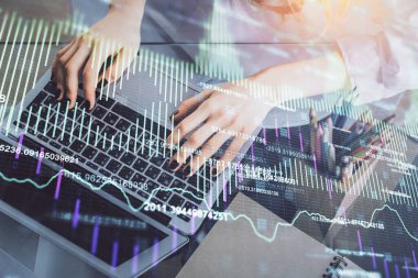 Bilgisayarda ve ön x grafik hologram çiziminde kadın eli yazarken çift pozlama. Borsa yatırım kavramı.