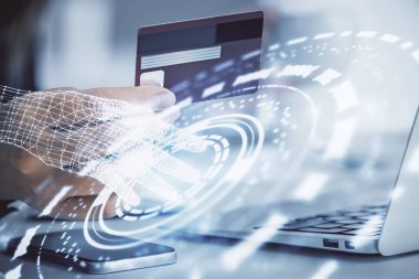 Kredi kartı ve veri temalı hologram çizimi tutan bir kadının online alışverişine iki kez maruz kalışı. E-ticaret kavramı.