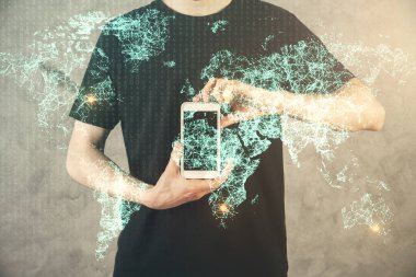 Bir erkeğin elini tutarken ve telefon ve sosyal ağ teması kullanırken çift pozlama.