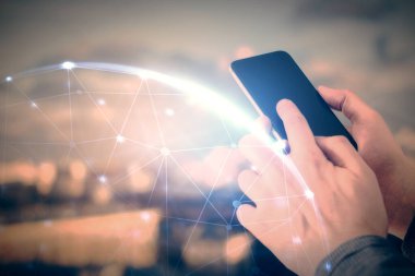 Bir erkeğin elini tutarken ve telefon ve sosyal ağ teması kullanırken çift pozlama.