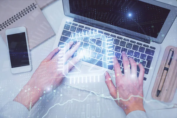컴퓨터와 데이터 테마 홀로그램 그림에서 작업하는 여성 손의 두 배 노출. 탑 뷰. 기술 개념. — 스톡 사진