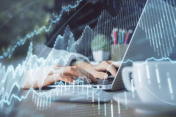 Doppelbelichtung von Frauenhänden beim Tippen auf Computer- und Forex-Diagramm-Hologrammzeichnung. Börseninvestitionskonzept. — Stockfoto