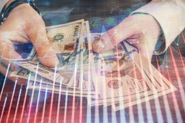 Finansal grafiğe çoklu pozlama hologram, Amerikan dolarları ve insan eli. Analiz kavramı.