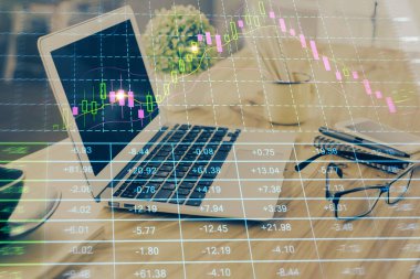 Finansal tablo çizimi ve arka planda bilgisayar olan bir tablo. Çoklu maruz kalma. Uluslararası pazarlar kavramı.