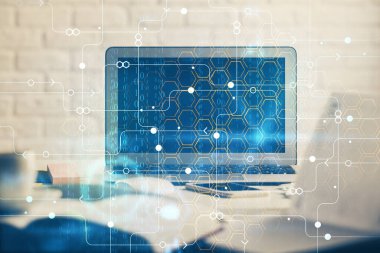 Masaüstü bilgisayar ve teknoloji temalı holograma çoklu maruz kalma. Yazılım geliştirme kavramı.