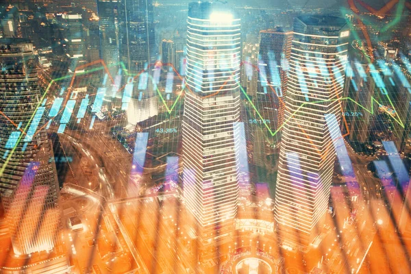 Financiële grafiek op de stad scape met hoge gebouwen achtergrond multi exposure. Analyse concept. — Stockfoto