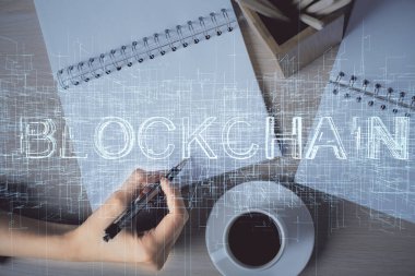 Şifreli para hologramı, kadınların el yazısı üzerine. Engelleme zinciri kavramı. Çift pozlama