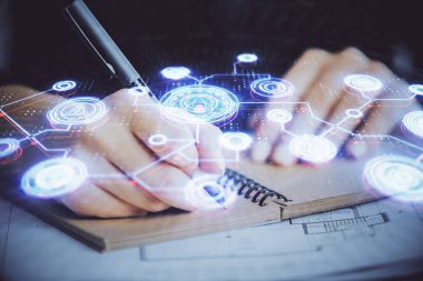 Kadınların el yazısı üzerine sosyal ağ temalı hologram. Uluslararası insanlar birbirine bağlanır. Çift pozlama