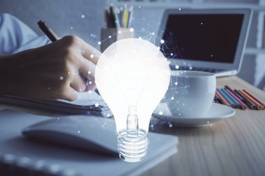 Kadın elinin üstüne ampul çizip arka planda not almak. Fikir kavramı. Çift pozlama