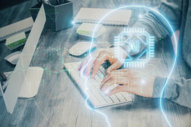 Bilgisayar geçmişi ve beyin temalı hologramı olan bir adam. Beyin fırtınası kavramı. Çift pozlama.