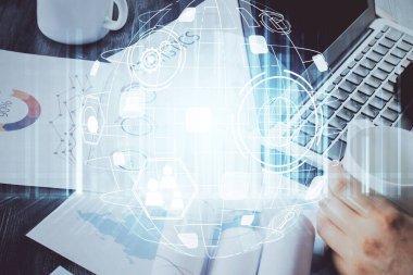 Arka planda bilgisayarla çalışan bir adamın bulunduğu medya ağı temalı hologram. İnternet iletişimi kavramı. Çift pozlama.