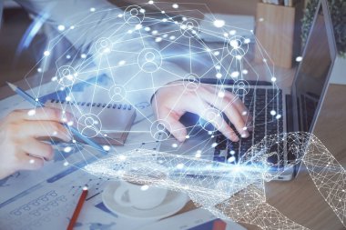 Arka planda bilgisayarla çalışan bir adamın bulunduğu medya ağı temalı hologram. İnternet iletişimi kavramı. Çift pozlama.