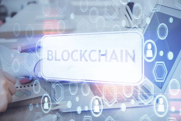 Blockchain thema hud met zakenman werken op de computer op de achtergrond. Concept van crypto keten. Dubbele blootstelling. — Stockfoto