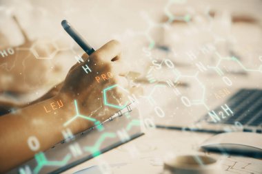 Arka planda not tutanların üzerine formül çizmek iki kat maruz kalmaktır. Eğitim kavramı