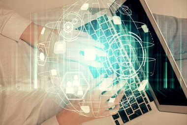 Bilgisayar ve sosyal ağ temalı hologram çizimlerinde çalışan kadın elleri çift pozlama. Üst Manzara. İnsanlar bağlantı konsepti.