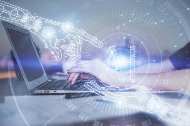 Bilgisayar ve veri temalı hologram çizimleri üzerinde çalışan kadın ellerine çok fazla maruz kalma. Teknoloji kavramı.