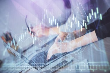 Bilgisayarda ve finansal grafik hologramında yazı yazan kadın ellerine çok maruz kalmış. Borsa analizi kavramı.