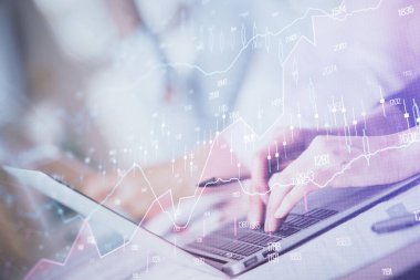 Bilgisayarda ve ön x grafik hologram çiziminde kadın eli yazarken çift pozlama. Borsa yatırım kavramı.