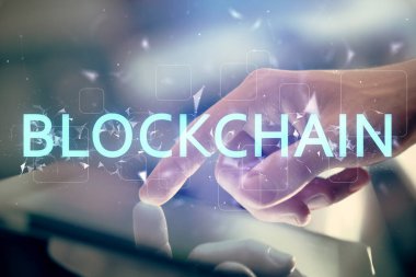 Erkeklerin el ele tutuşmalarının ve telefon ve kripto para birimi engelleme teması çiziminin iki kez görüntülenmesi.