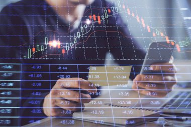 Bir adamın elini tutarken ve bir telefon ve finansal grafik çizimi kullanırken çift pozlama. Analiz kavramı.